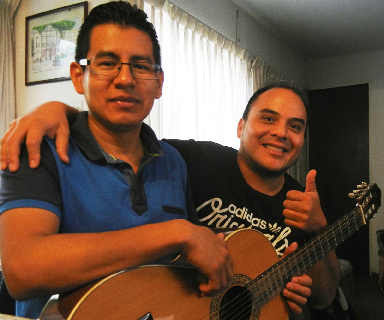 Alumno adulto con guitarra junto a su profesor en Academia 909