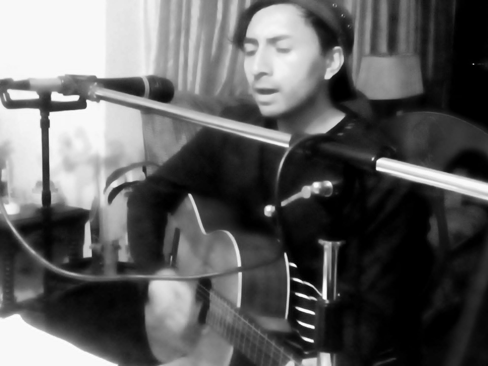 Alumno cantando y tocando guitarra en clase de canto de Academia 909