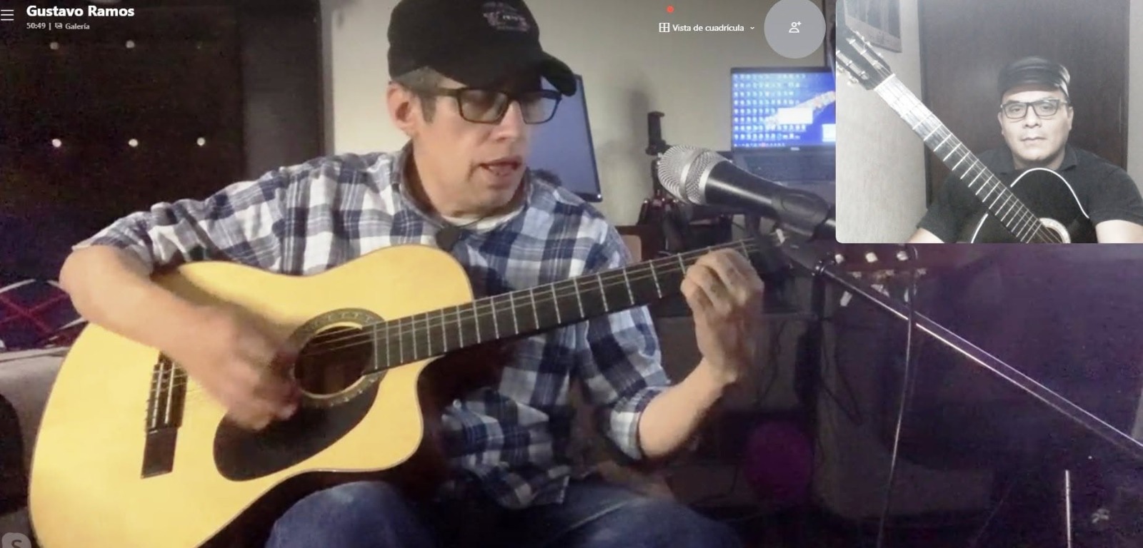 Clase virtual de guitarra con alumno en videollamada
