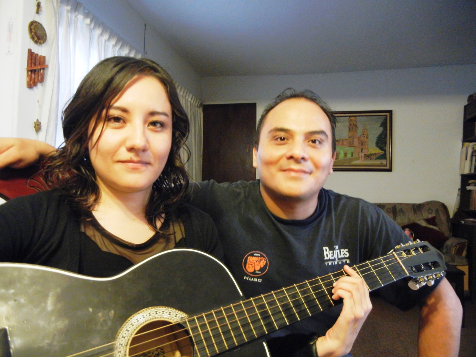 Alumnos compartiendo su pasión por la guitarra en Academia 909