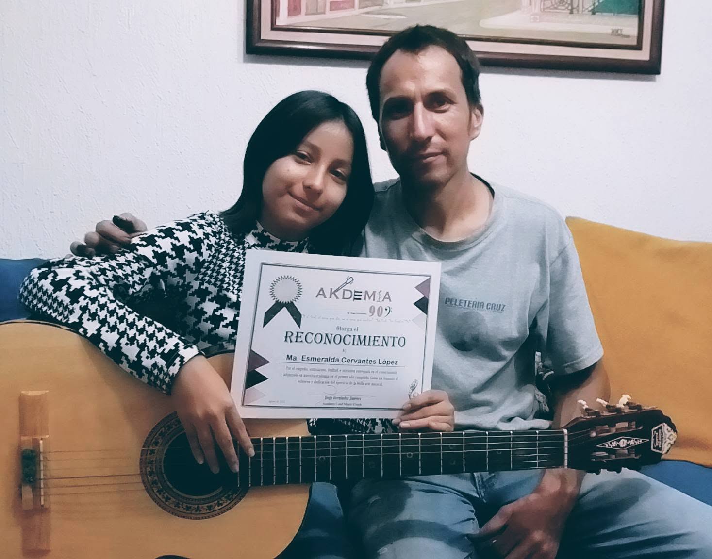 Alumna con su reconocimiento de Academia 909