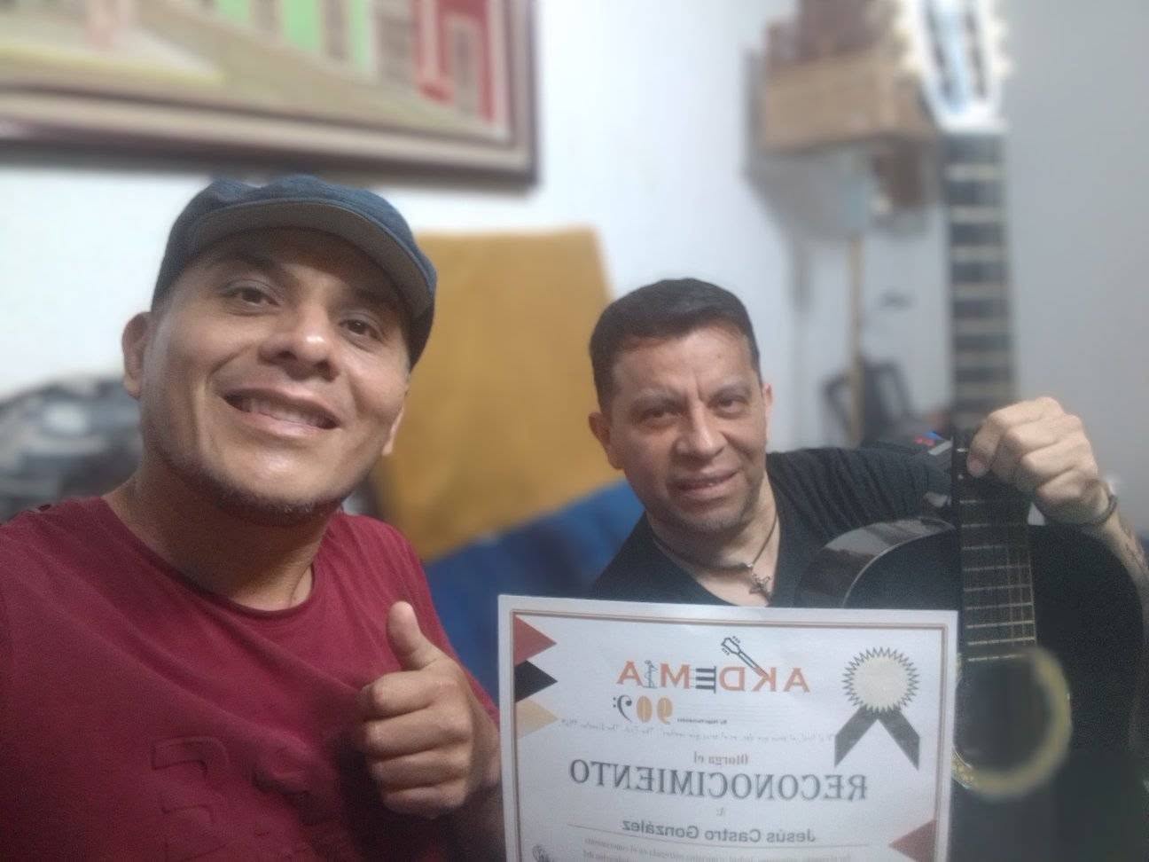 Reconocimiento entregado a alumno de guitarra en Academia 909