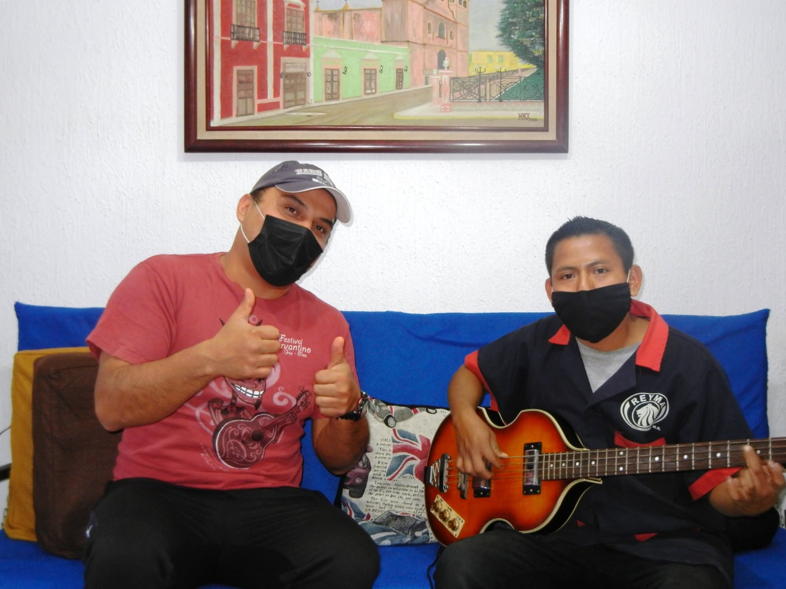 Alumnos de bajo con medidas de sana distancia en Academia 909