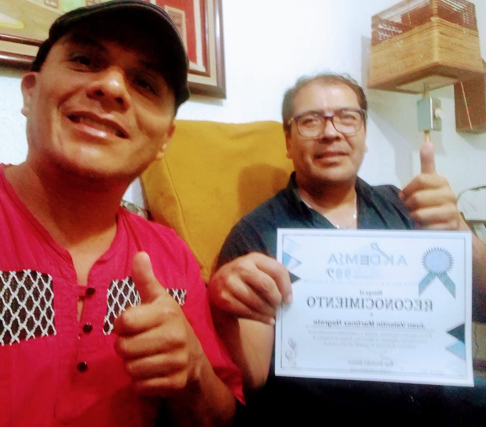 Reconocimiento entregado a alumno destacado de Academia 909